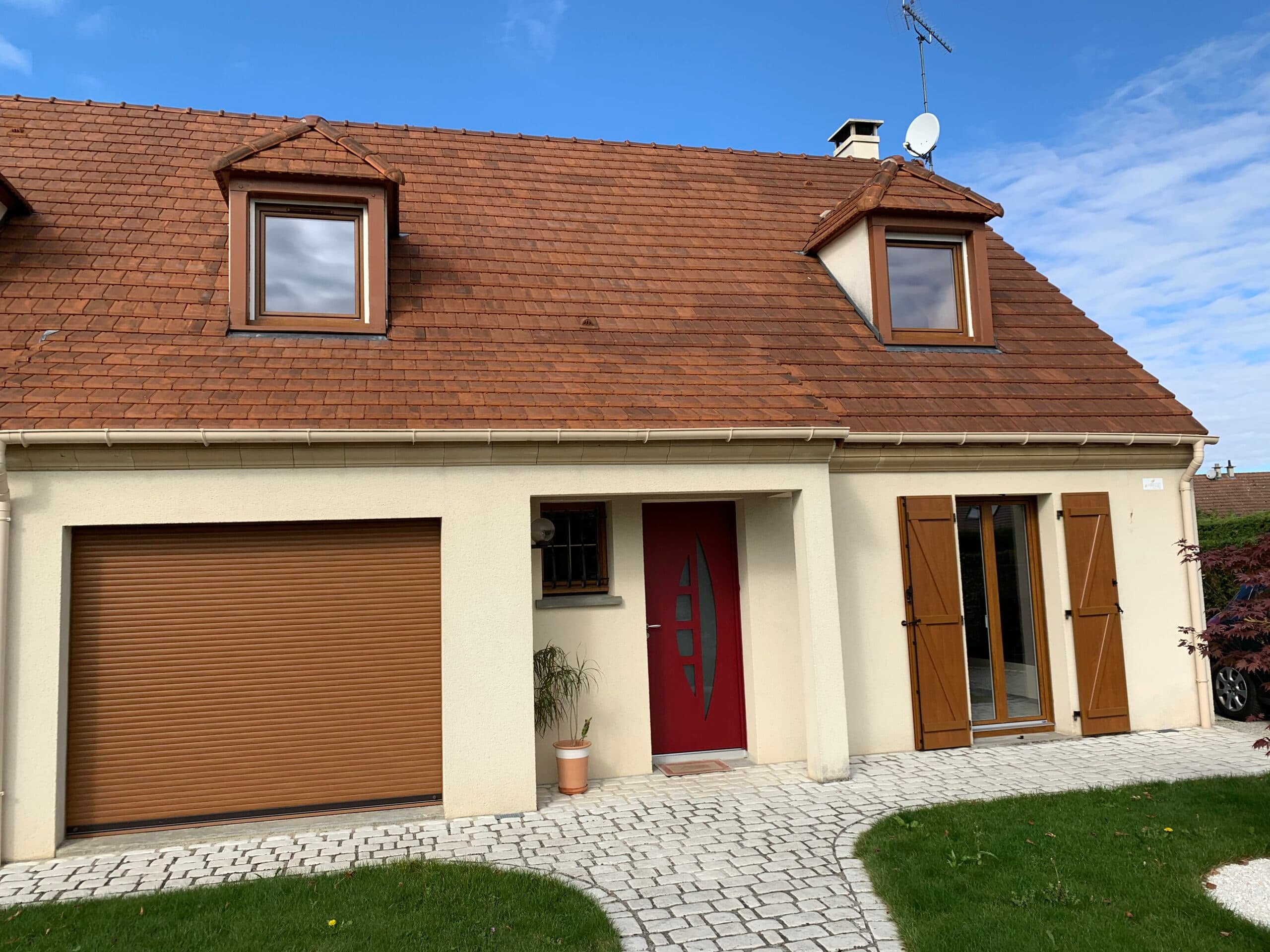 Photo d'une maison avec un porte neuve rouge