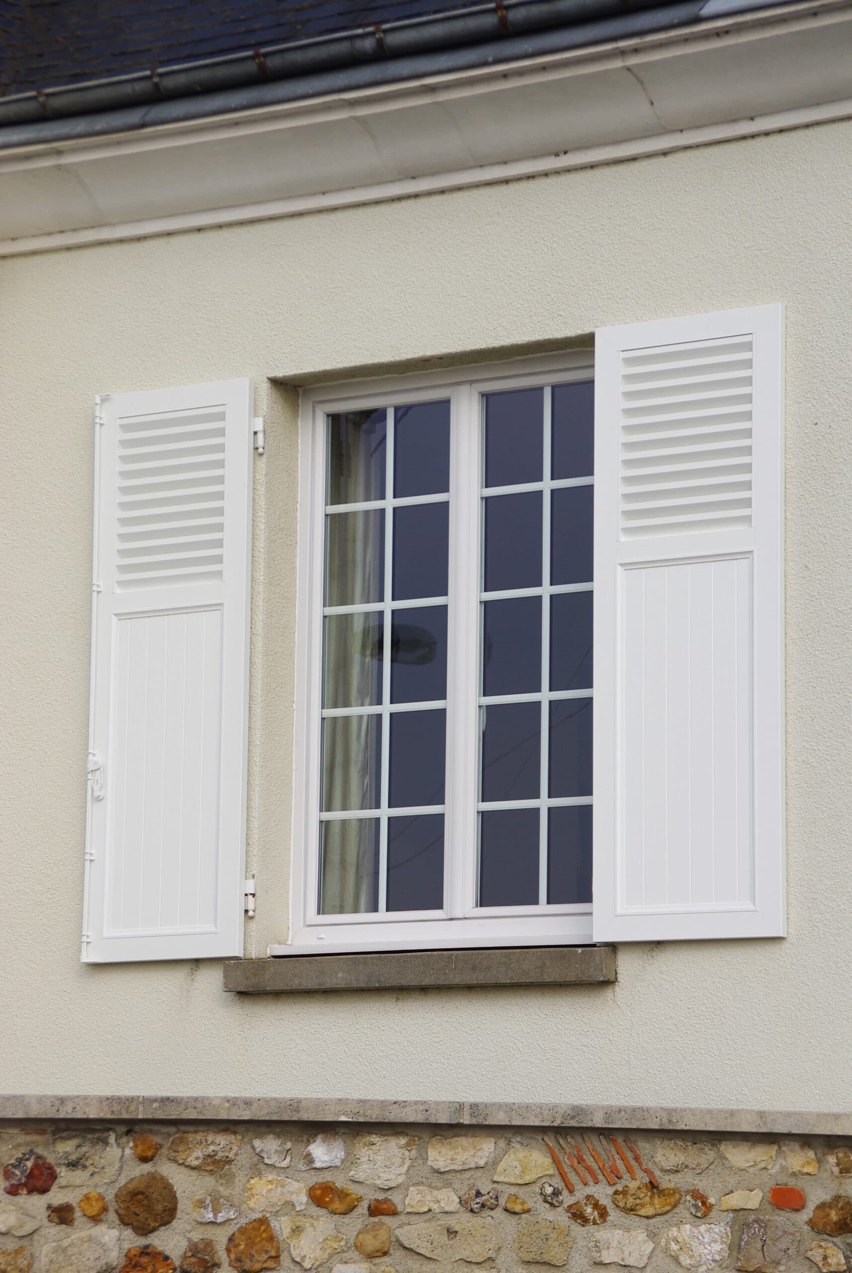 Fenêtre neuve blanche en PVC