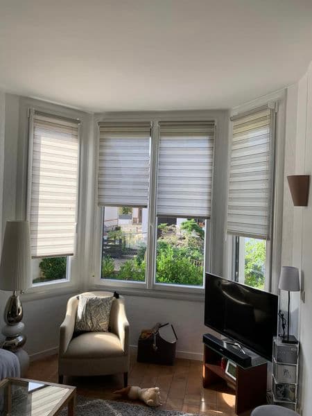 Volet neuf sur une grande fenêtre