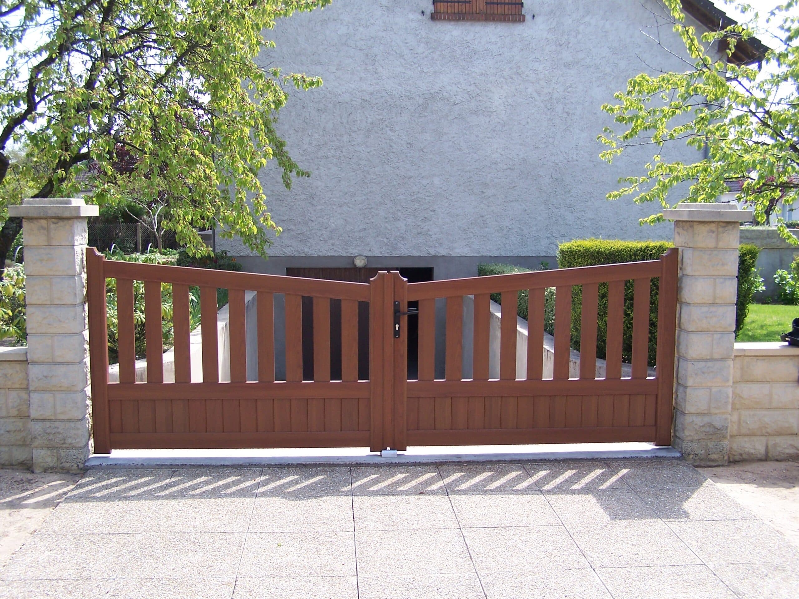Clôture en bois neuve pour une maison